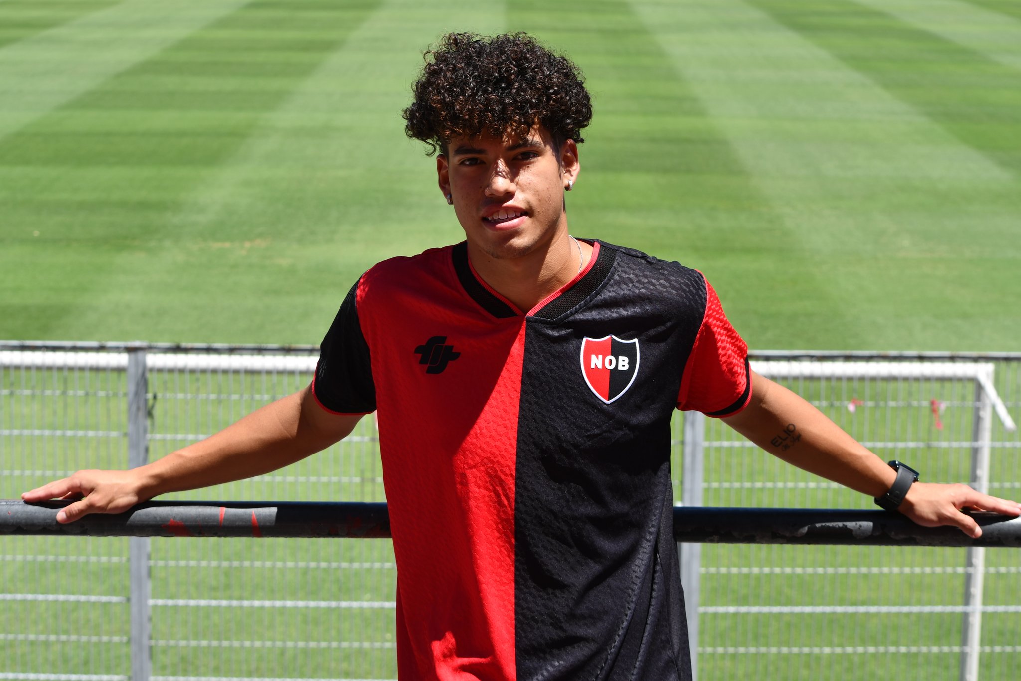 Es venezolano, la rompió en un club de Funes y ahora firmó su primer contrato con Newell´s